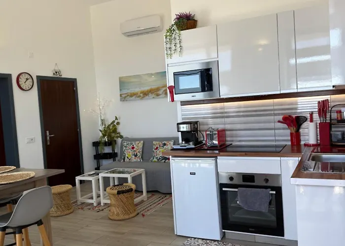 Estrelitzia Sea View 1 A 6 P Lomba (Flores)